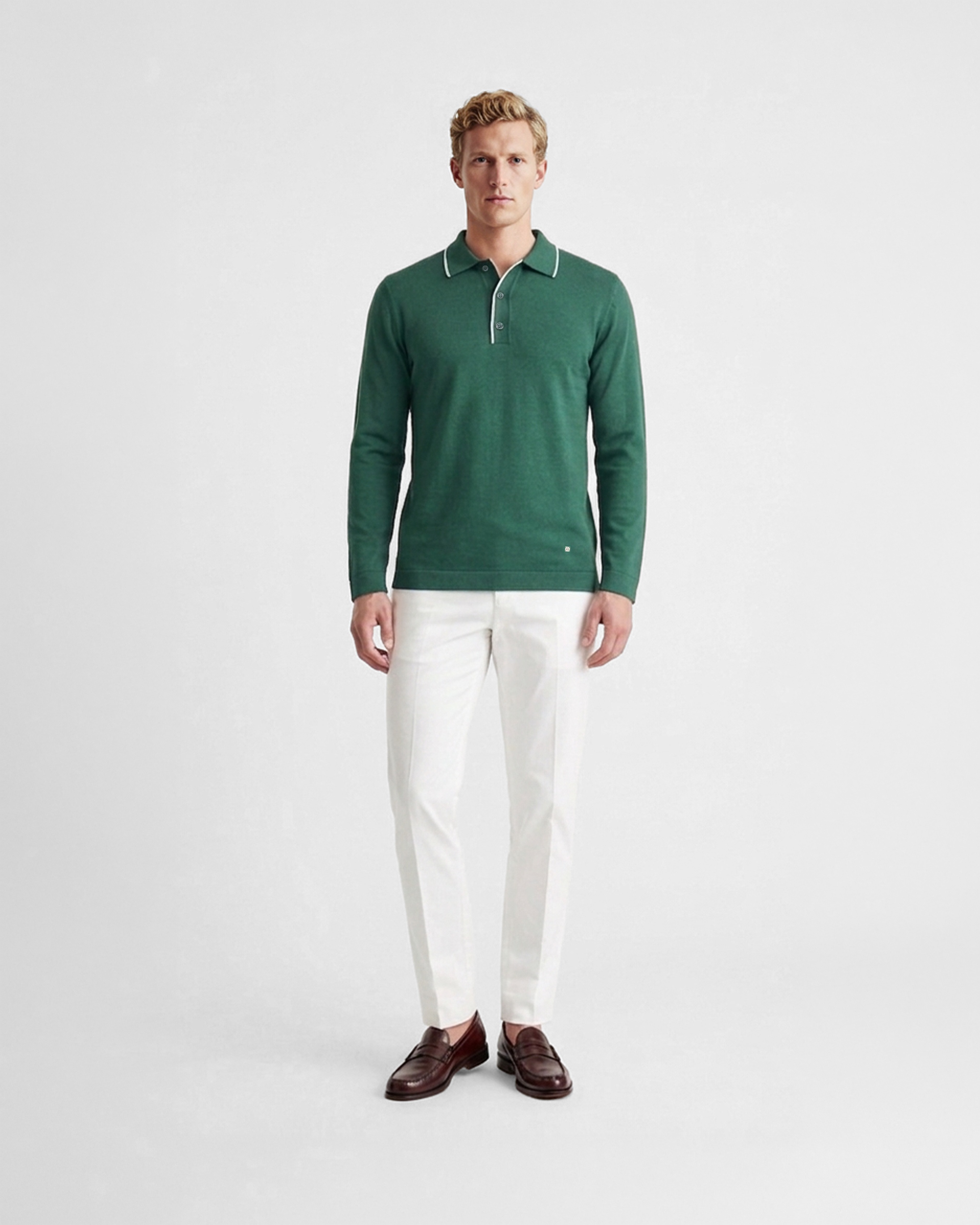 Polo maniche lunghe uomo in maglia di cotone verde con dettagli colletto con righe bianche indossata su sfondo bianco
