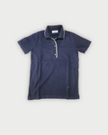 Polo donna in maglia di cotone blu con colletto e bordi bianchi su sfondo bianco