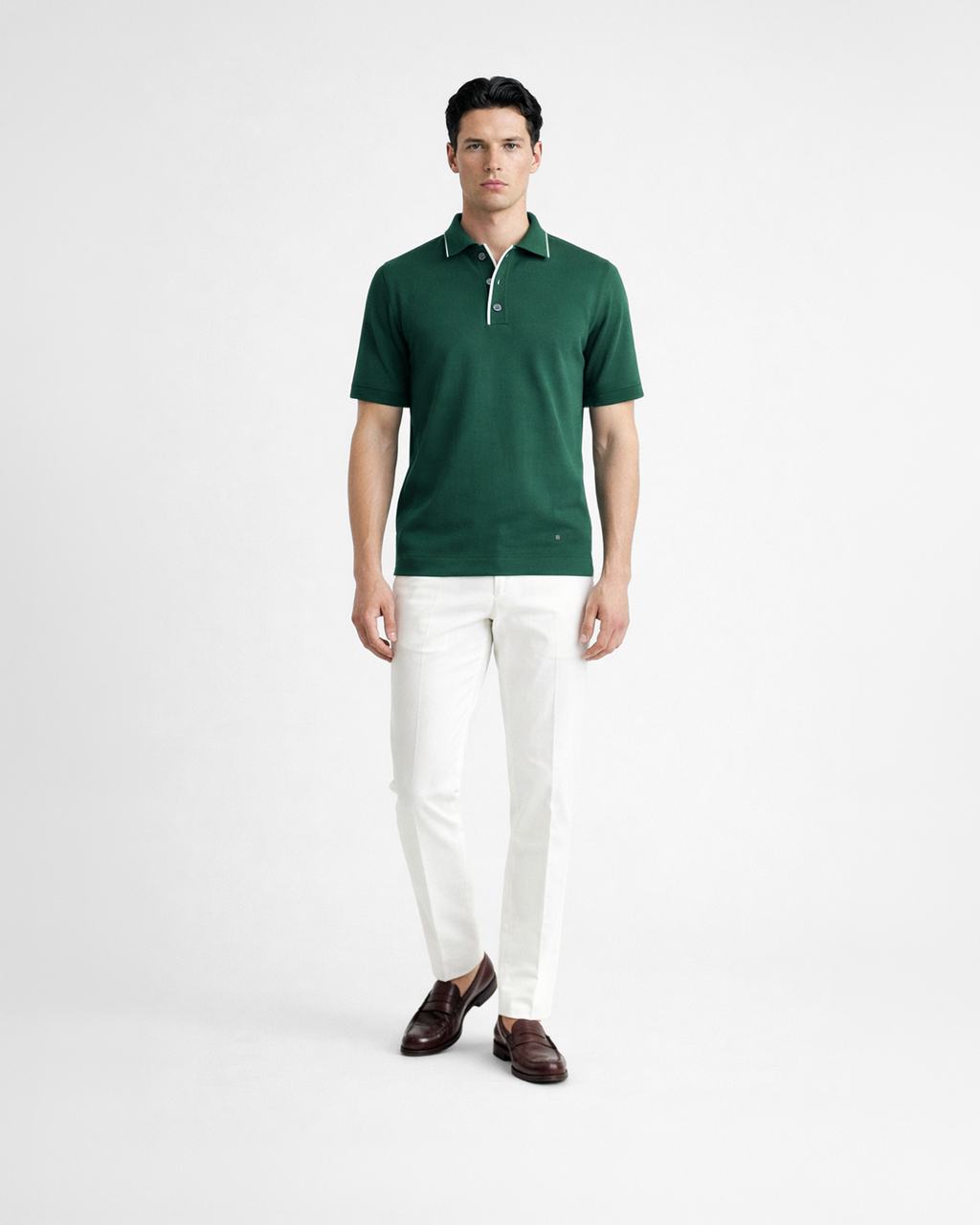 Polo uomo in maglia di cotone verde con dettagli colletto con righe bianche indossata su sfondo bianco