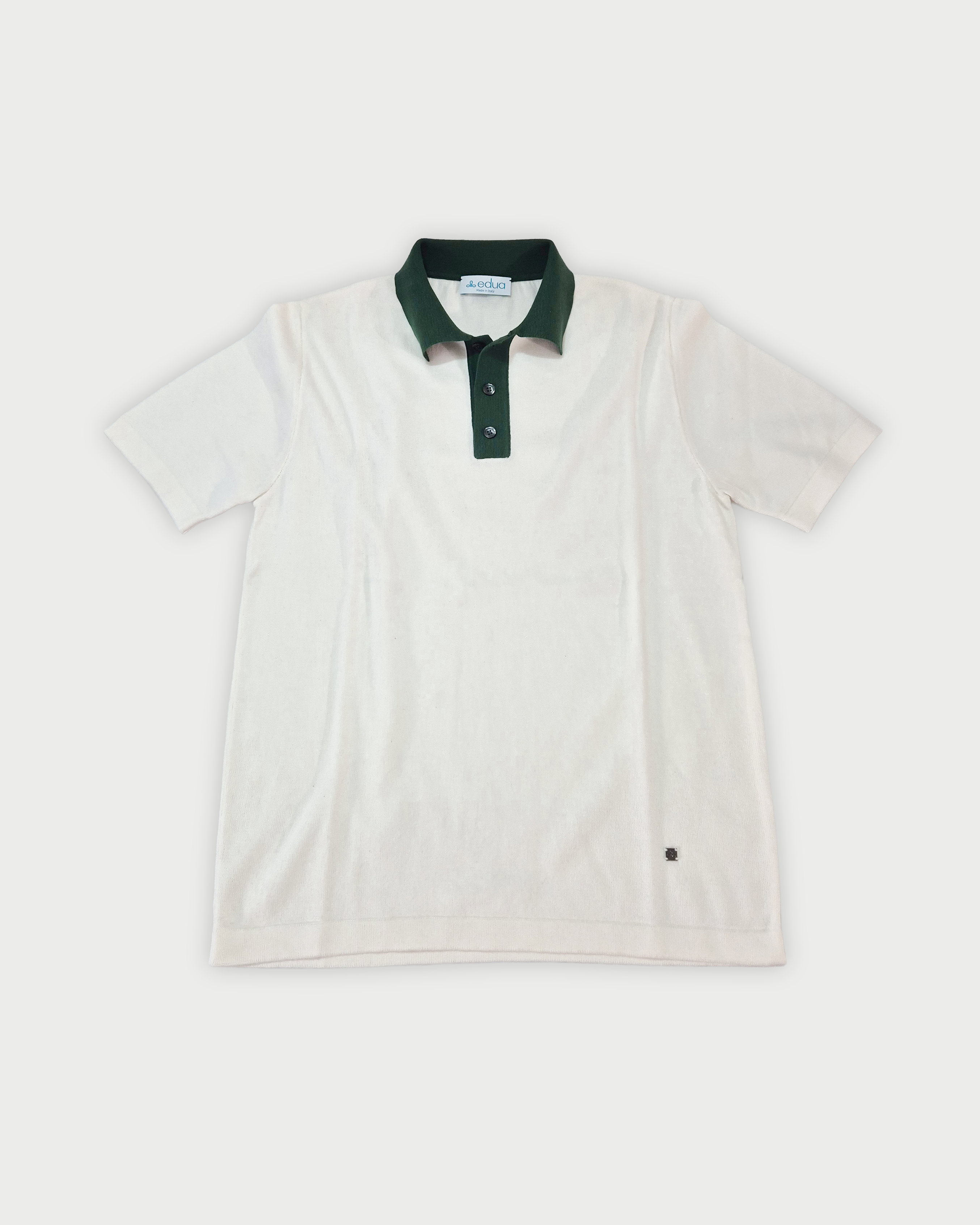 Polo uomo in maglia di cotone écru con colletto verde su sfondo bianco