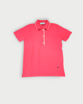 Polo donna in maglia di cotone rosa corallo con colletto e bordi bianchi su sfondo bianco
