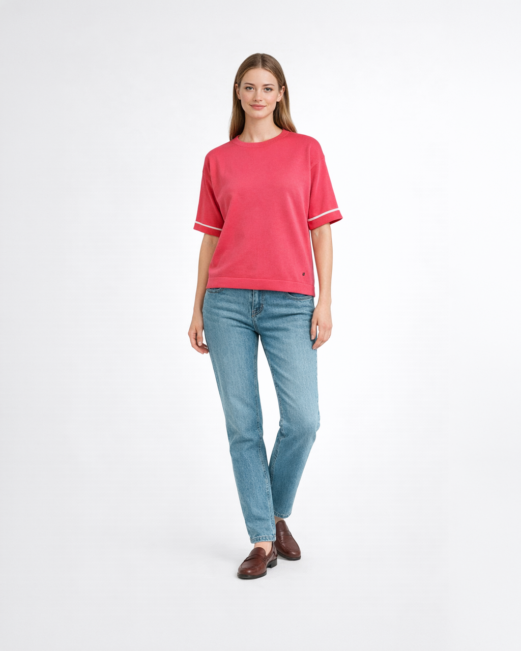 Maglia donna in maglia di cotone rosa corallo con girocollo e profili bianchi sulle maniche indossata su sfondo bianco