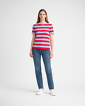 Maglia donna in cotone girocollo e righe rosse e celesti indossata su sfondo bianco