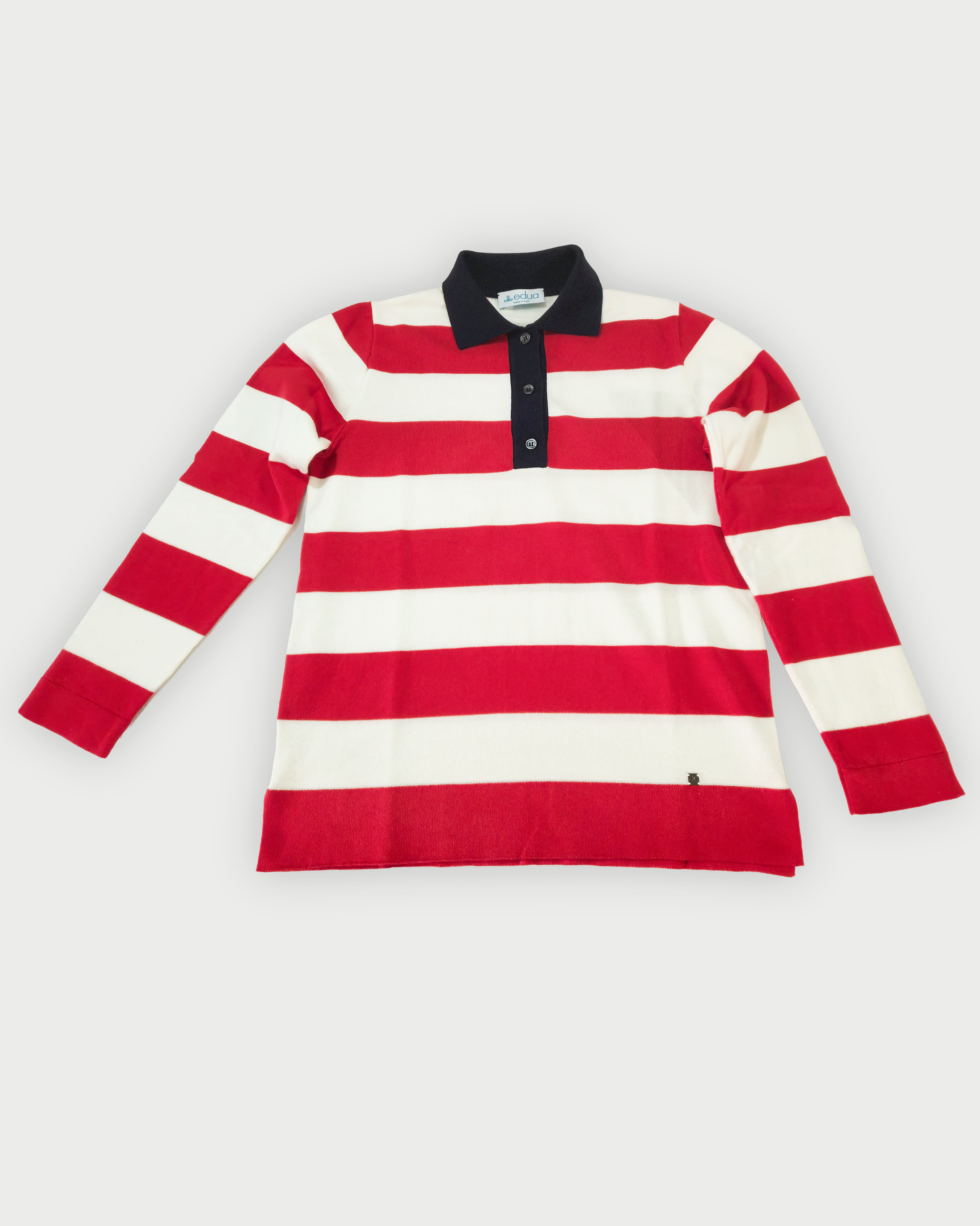 Polo donna a maniche lunghe in maglia di cotone a righe rosse e bianche con colletto blu su sfondo bianco