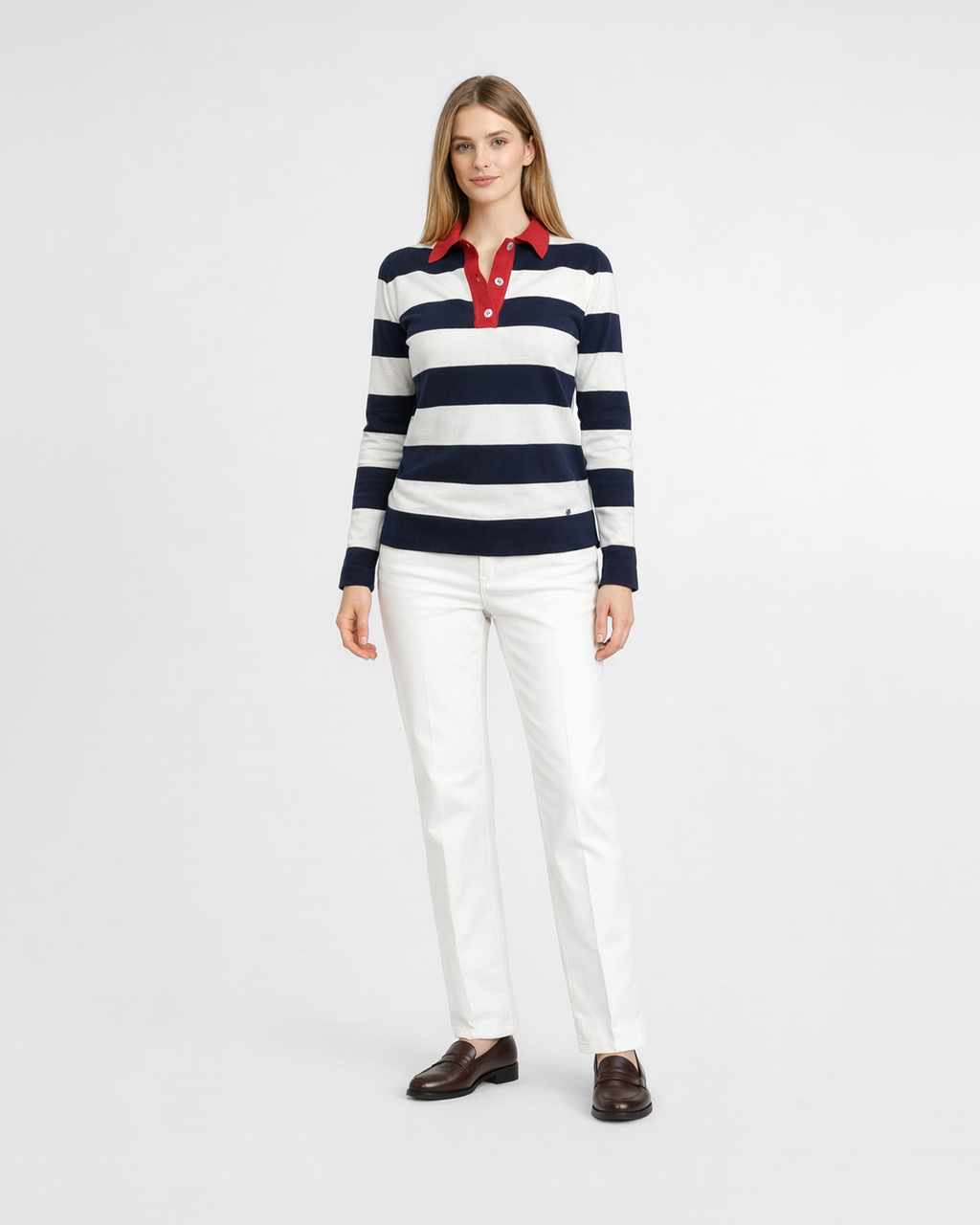 Polo donna a maniche lunghe in maglia di cotone a righe blu e bianche con colletto rosso indossata su sfondo bianco