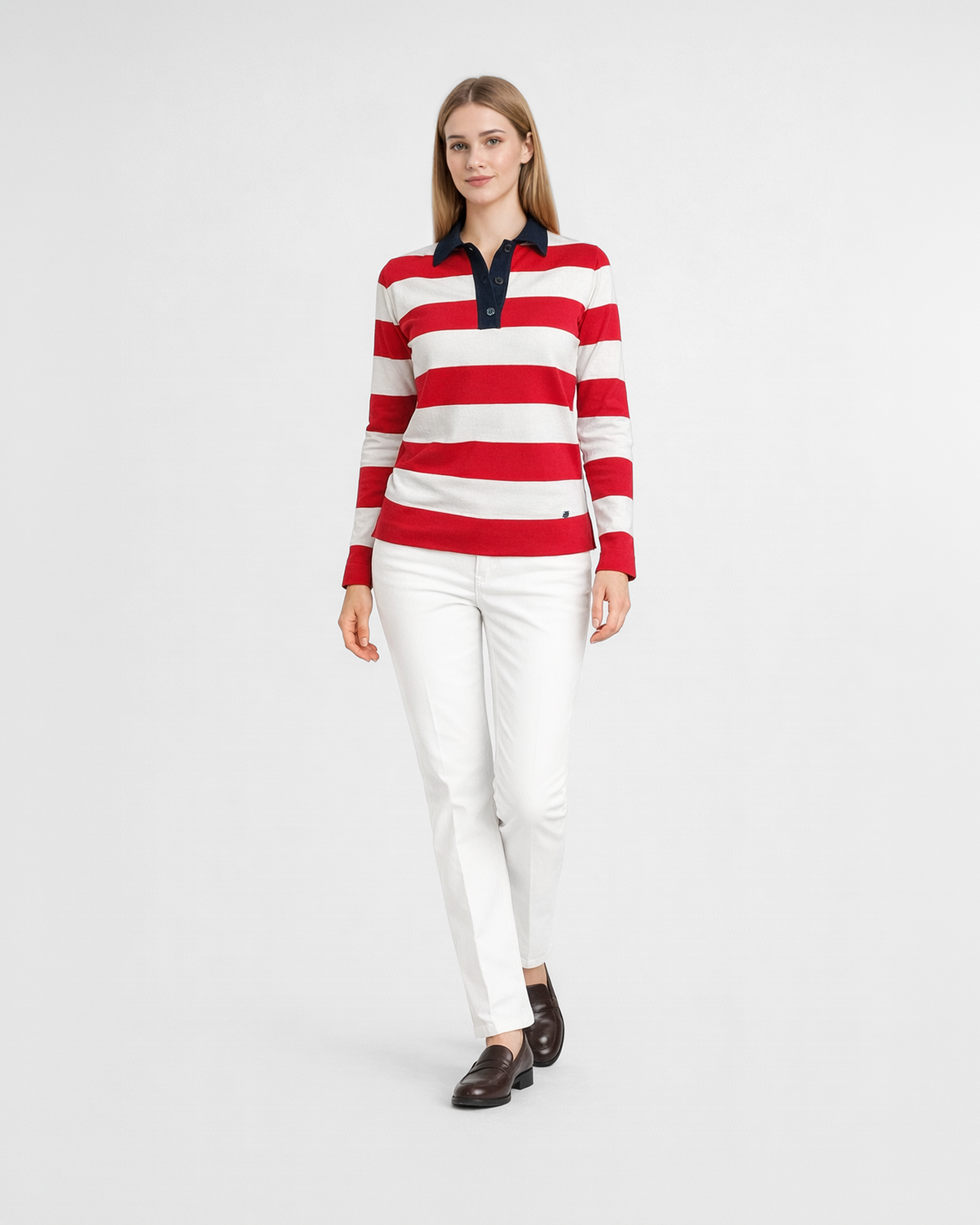 Polo donna a maniche lunghe in maglia di cotone a righe rosse e bianche con colletto blu indossata su sfondo bianco