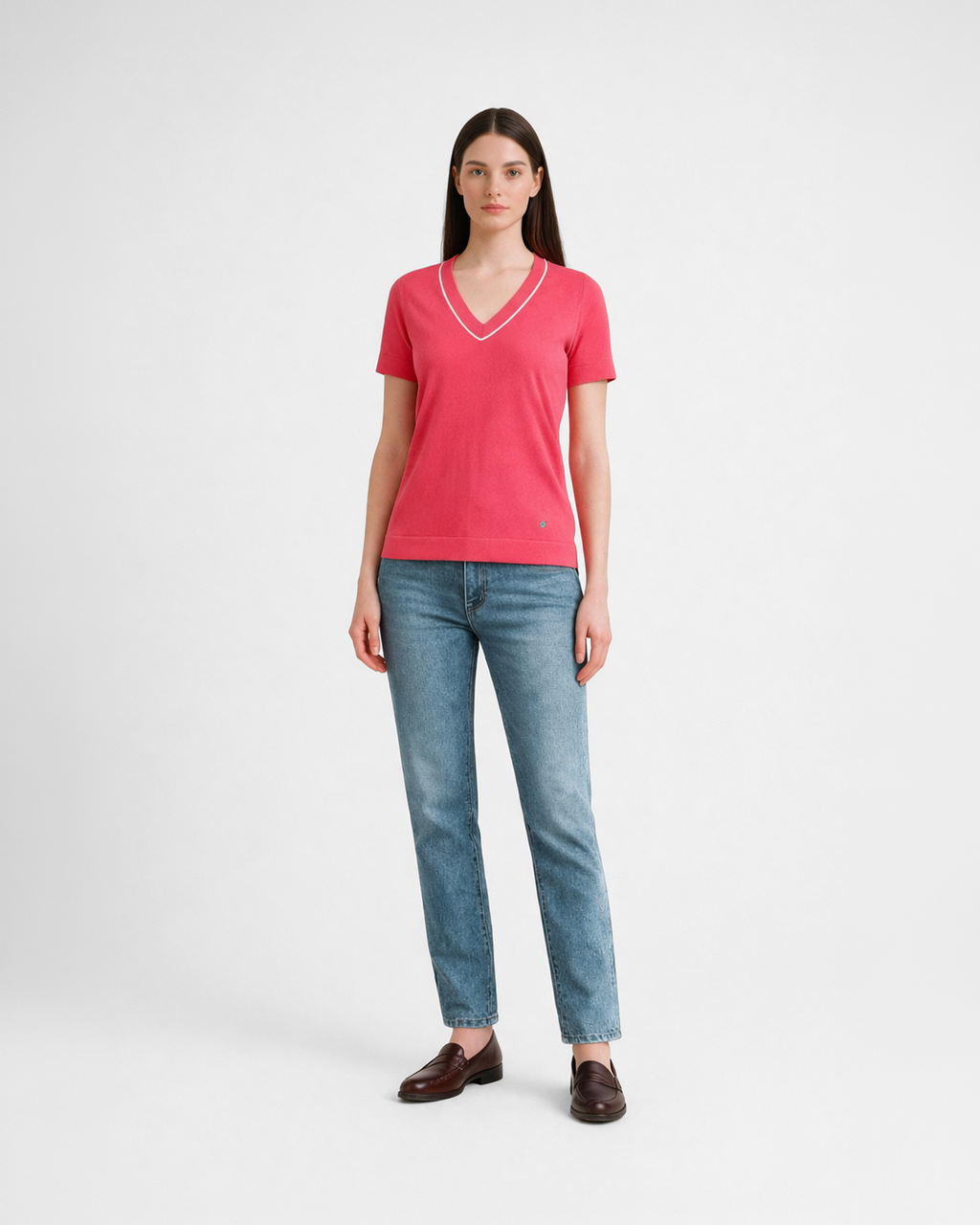 Maglia donna in maglia di cotone rosa corallo con scollo a V e profilo bianco indossata su sfondo bianco